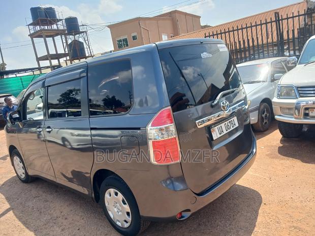 Toyota Noah 2010 Gray