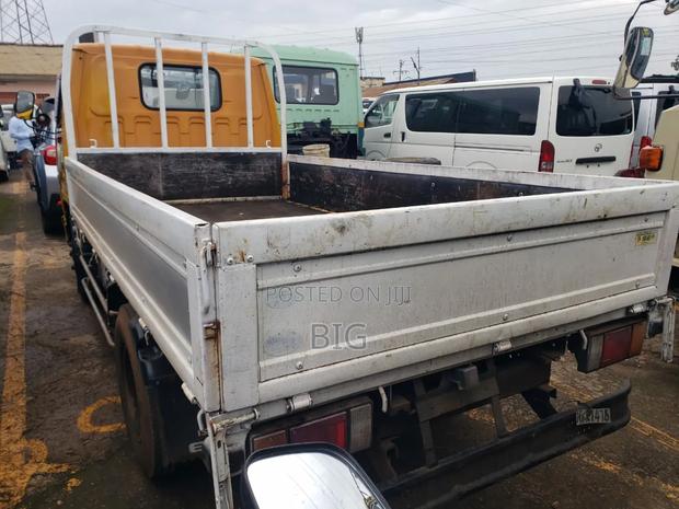 Isuzu ELF Truck 1996 Yellow