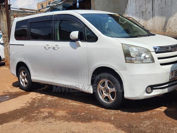 Toyota Noah 2009 White