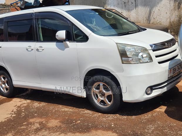 Toyota Noah 2009 White