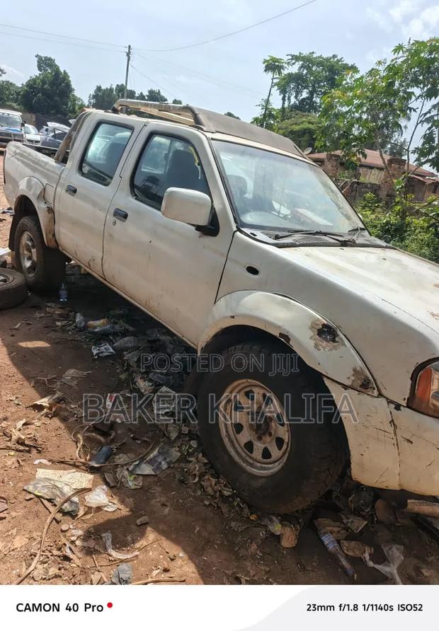 Nissan Hardbody 2014 White