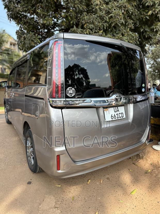 Toyota Noah 2016 Silver