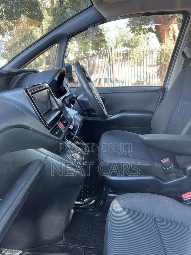 Toyota Noah 2016 Silver