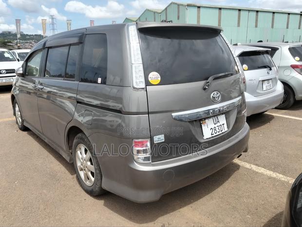 Toyota ISIS 2011 Matt Black