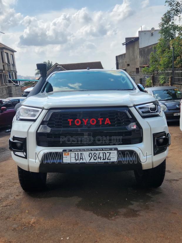Toyota Hilux 2021 White