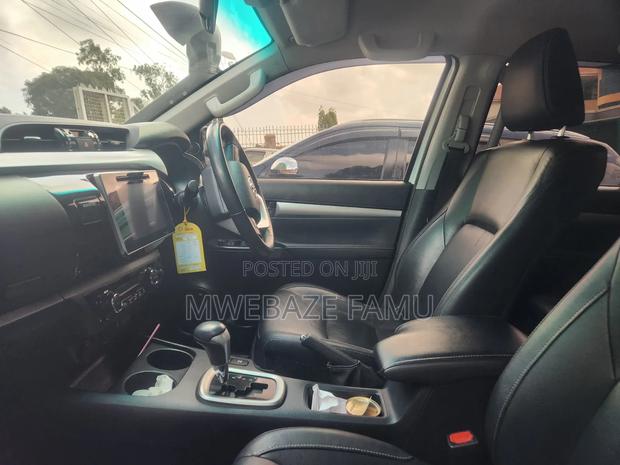 Toyota Hilux 2021 White