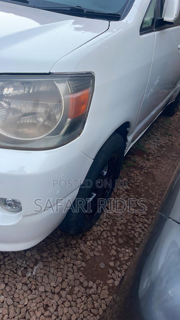Toyota Noah 2005 White