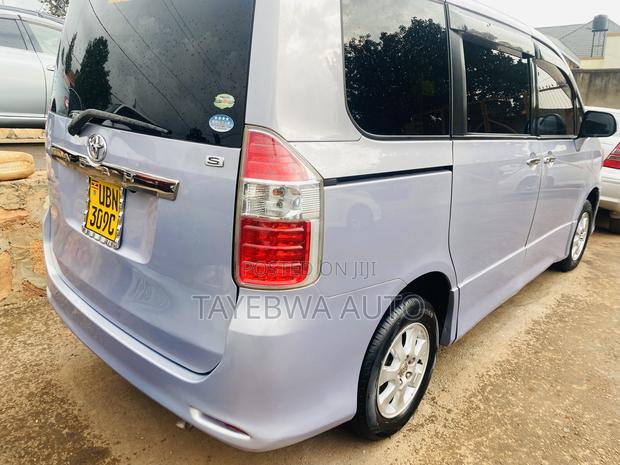 Toyota Noah 2010 Blue
