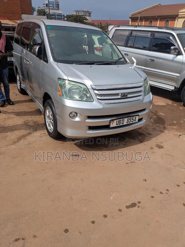 Toyota Noah 2006 Silver