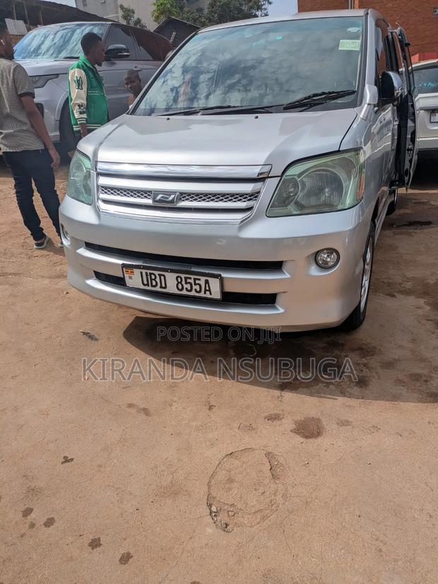 Toyota Noah 2006 Silver