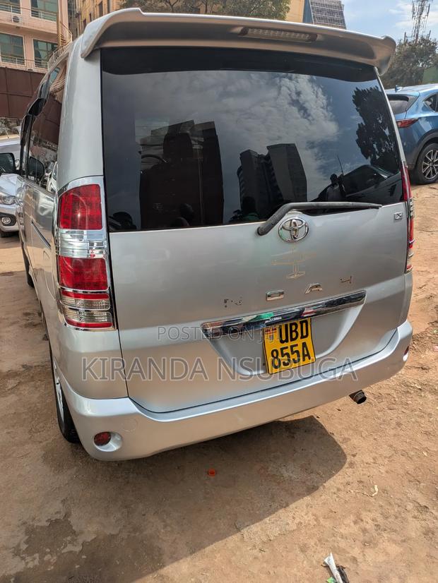 Toyota Noah 2006 Silver