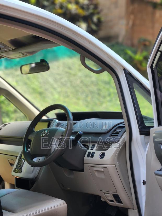 Toyota Noah 2.0 143hp FWD (8 Seater) 2012 White