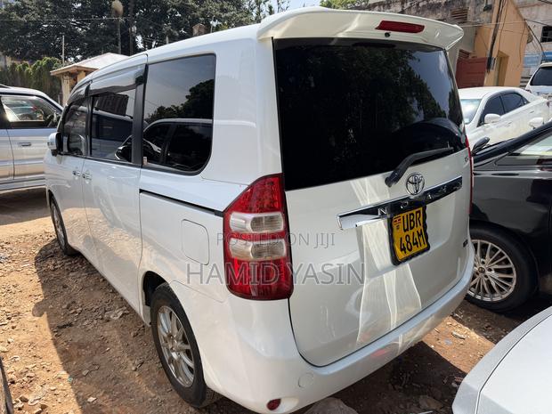 Toyota Noah 2011 White