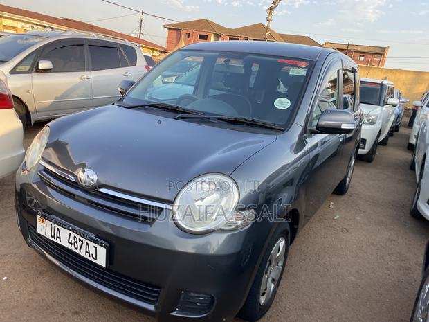 Toyota Sienta 2012 Black