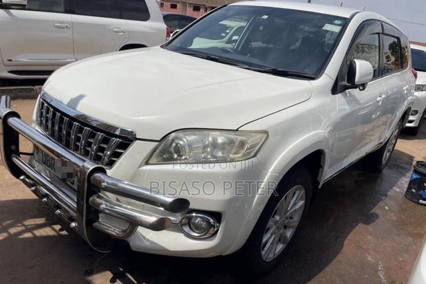 Toyota Vanguard 2011 White
