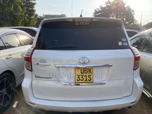 Toyota Vanguard 2011 White