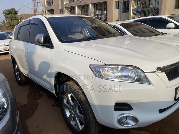 Toyota Vanguard 2011 White