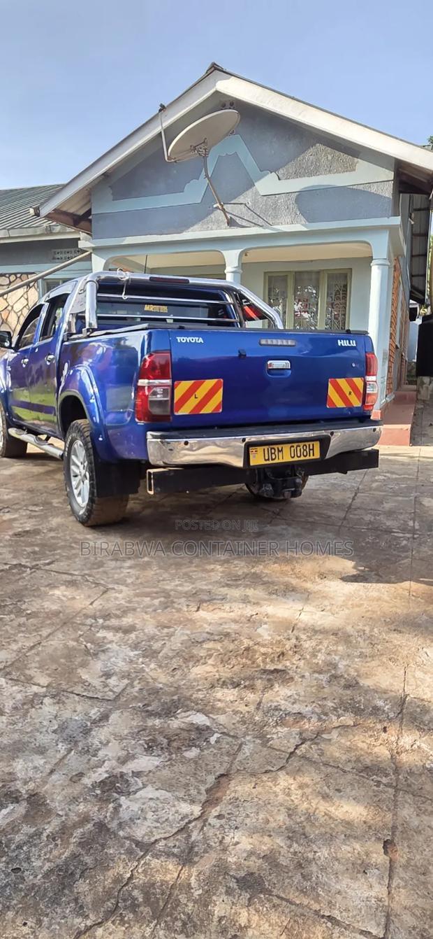 Toyota Hilux 2013 Blue
