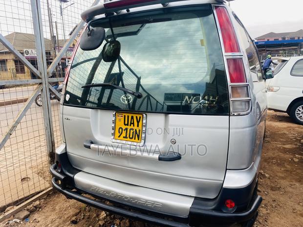 Toyota Noah 2.0 AWD (8 Seater) 2001