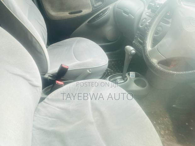 Toyota Vitz 2002 Silver