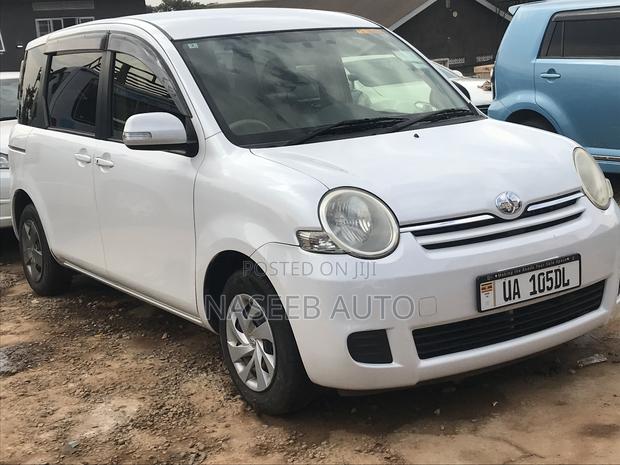 Toyota Sienta 2010 White