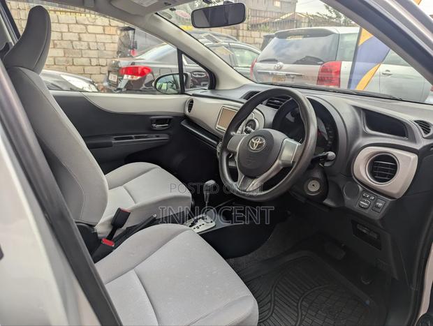 Toyota Vitz 2011 Silver