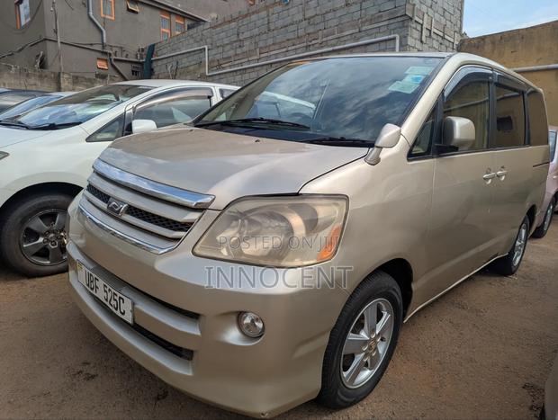Toyota Noah 2005 Gold