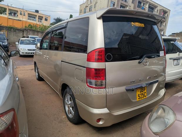 Toyota Noah 2005 Gold