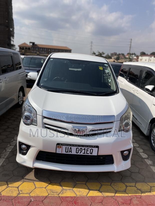 Toyota Noah 2.0 158hp AWD (8 Seater) 2012 White