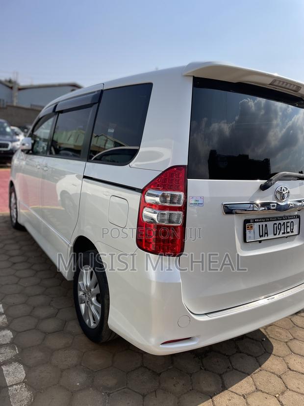Toyota Noah 2.0 158hp AWD (8 Seater) 2012 White