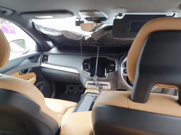 Volvo XC90 T5 Momentum AWD (2.0L 4cyl 8A) 2017 Gold