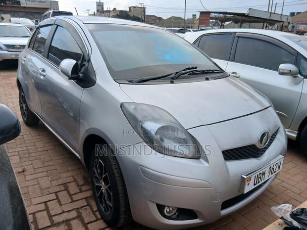 Toyota Vitz 2009 Silver