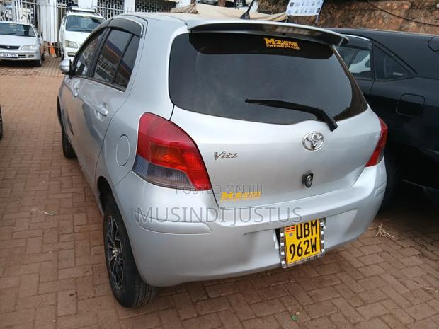 Toyota Vitz 2009 Silver