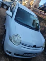 Toyota Sienta 2010 White for sale
