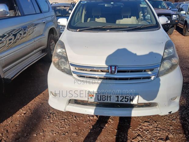 Toyota ISIS 2008 White