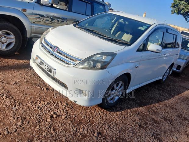 Toyota ISIS 2008 White