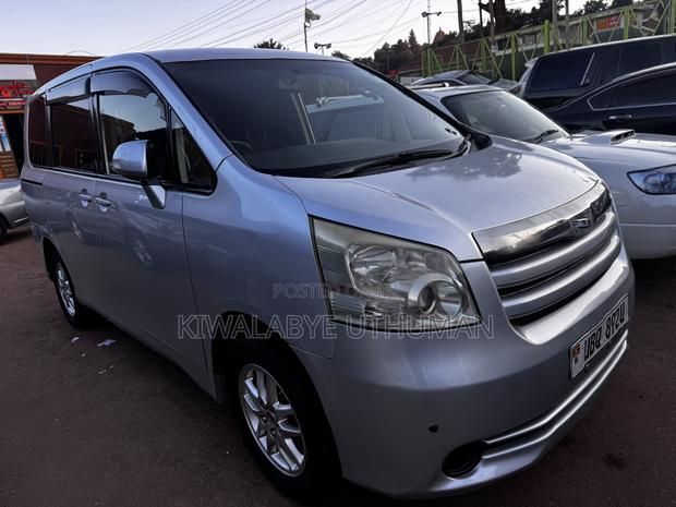 Toyota Noah 2010 Silver