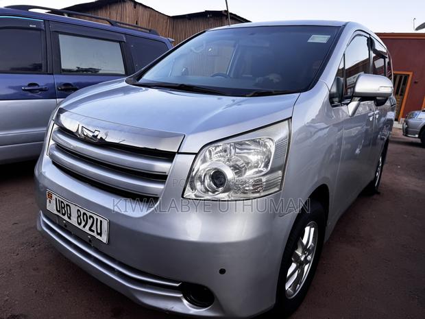 Toyota Noah 2010 Silver