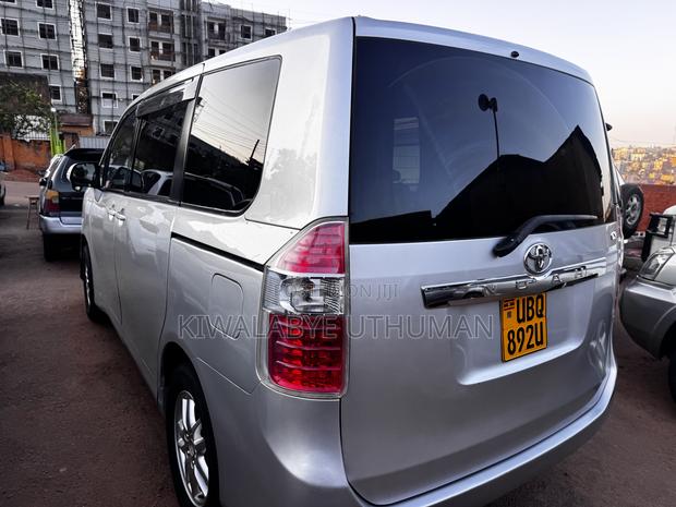 Toyota Noah 2010 Silver