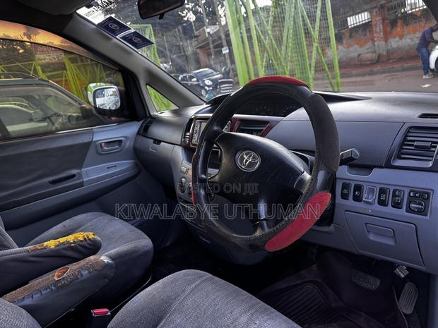 Toyota Noah 2004 Silver