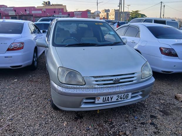 Toyota Raum 1999 Silver
