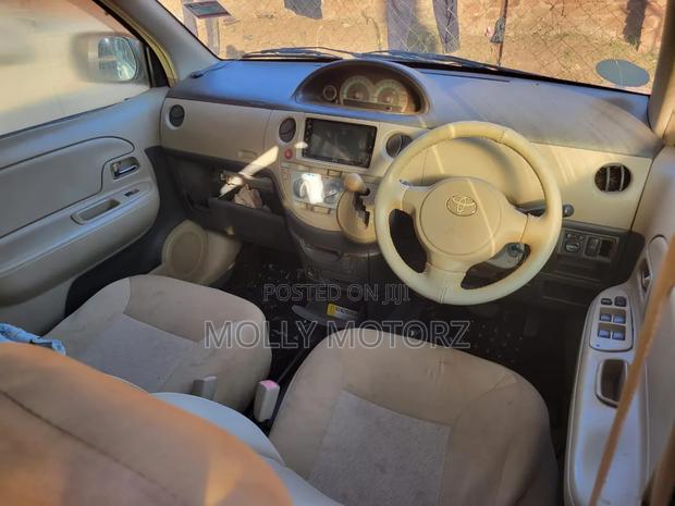 Toyota Sienta 2011 Silver