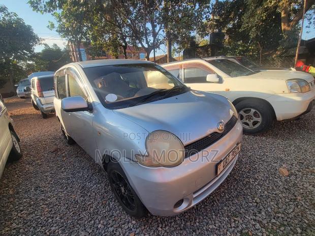 Toyota Sienta 2011 Silver