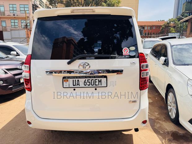 Toyota Noah 2.0 143hp AWD (7 Seater) 2011 White