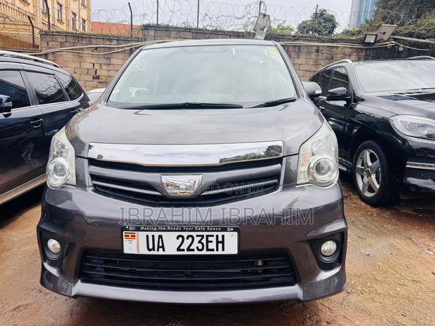 Toyota Noah 2.0 143hp AWD (8 Seater) 2011 Gray