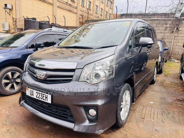 Toyota Noah 2.0 143hp AWD (8 Seater) 2011 Gray