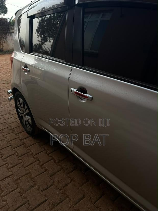 Toyota Ractis 1.5 AWD 2012 Silver