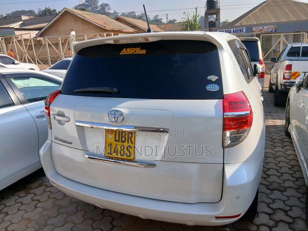Toyota Vanguard 2011 White