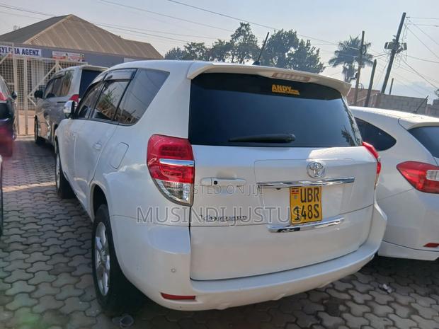 Toyota Vanguard 2011 White