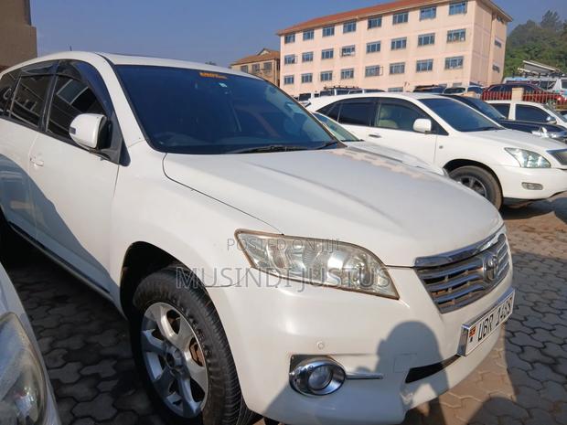 Toyota Vanguard 2011 White